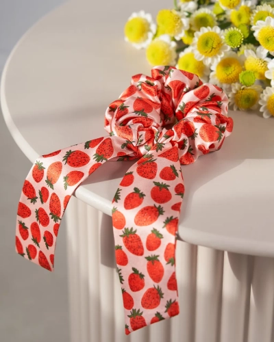 almania-scrunchie-jedwabna-przewiazana-wstazka-strawberry-fields-3.webp
