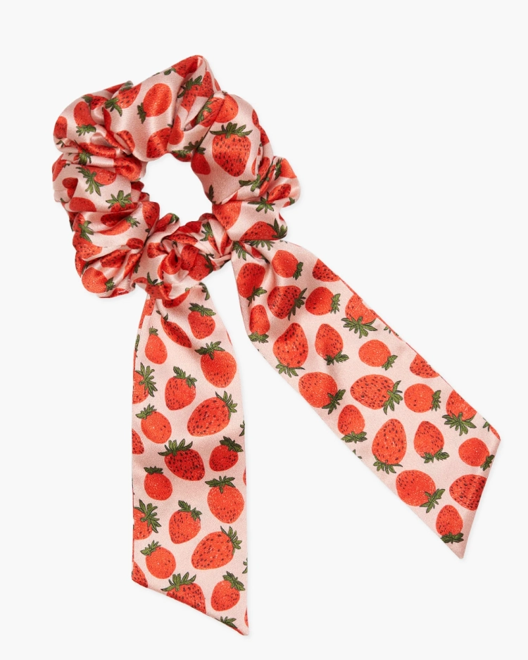 almania-scrunchie-jedwabna-przewiazana-wstazka-strawberry-fields-1.webp