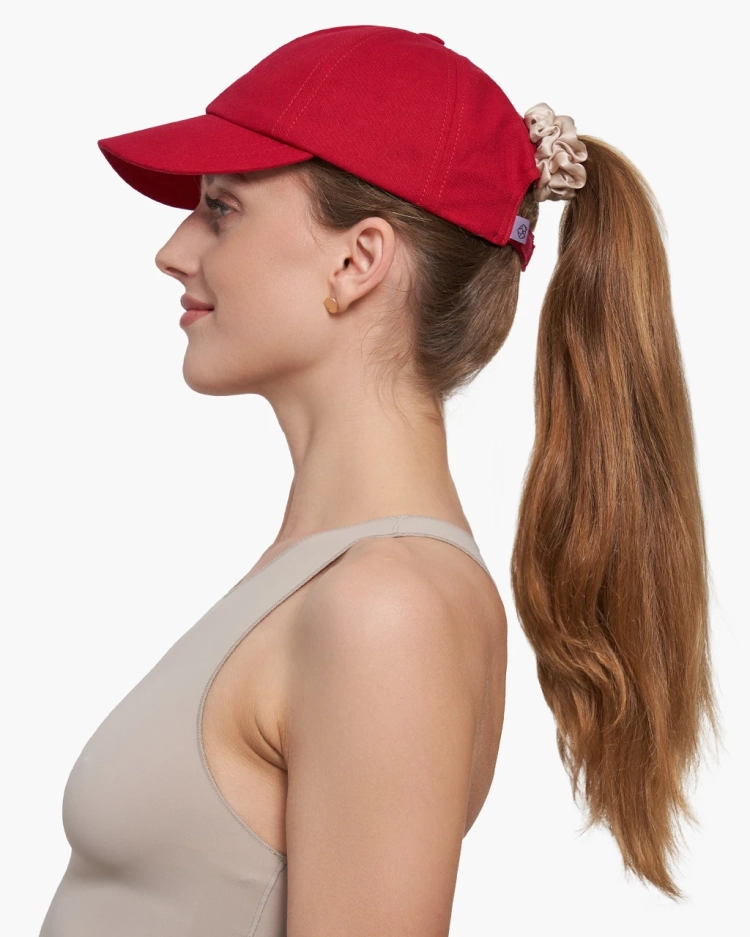 czapka-z-daszkiem-na-kucyk-malinowy-1.webp