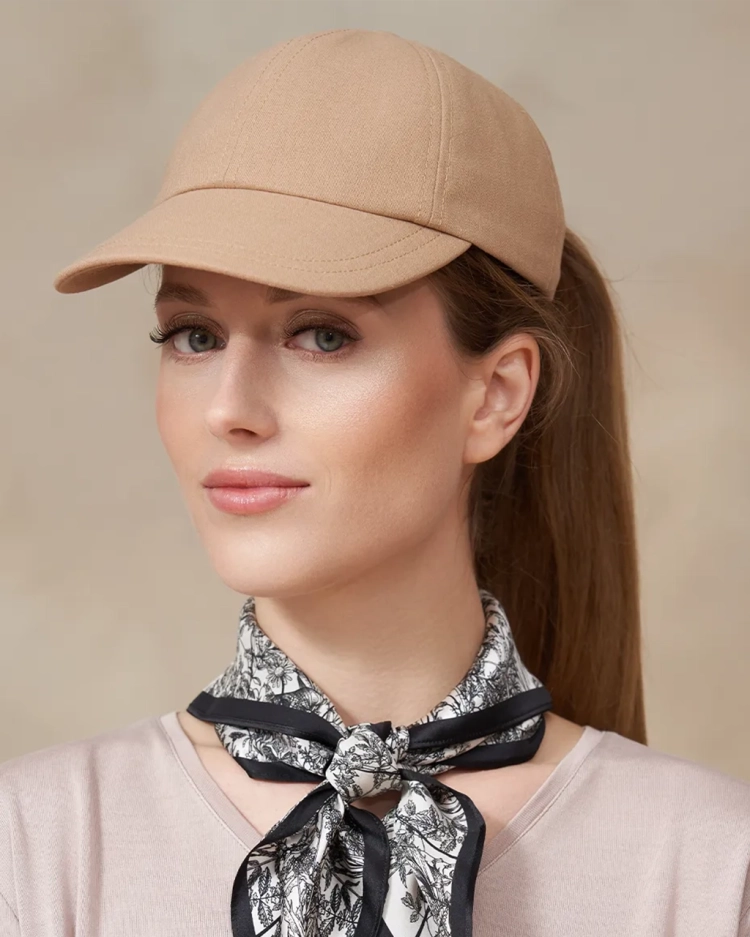czapka-z-daszkiem-na-kucyk-piaskowy-beż-3.webp