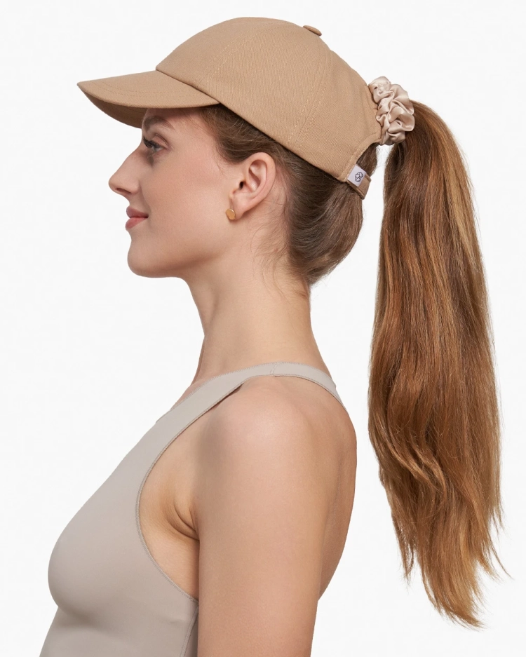 czapka-z-daszkiem-na-kucyk-piaskowy-beż-1.webp