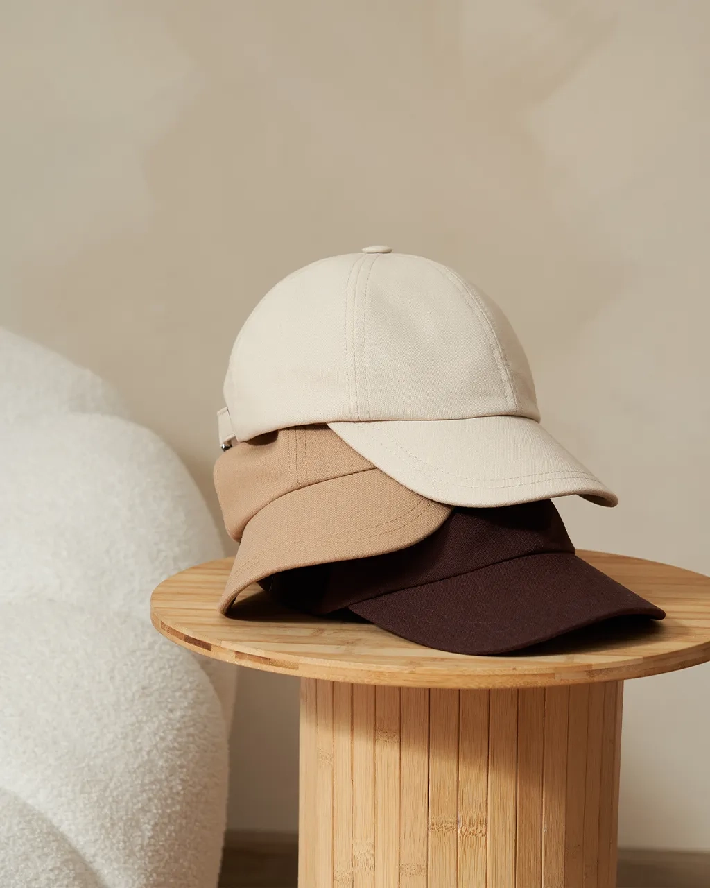 almania-czapka-z-daszkiem-cream-piaskowy-beż-czekolada.webp