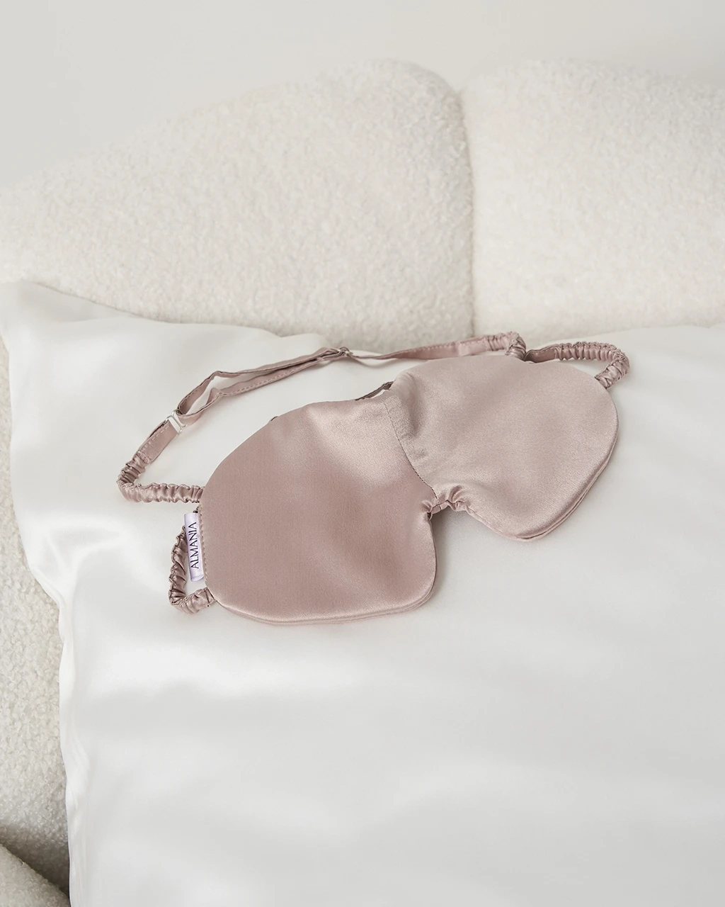Jedwabna-opaska-na-oczy-profilowana-rose-gold-4.webp