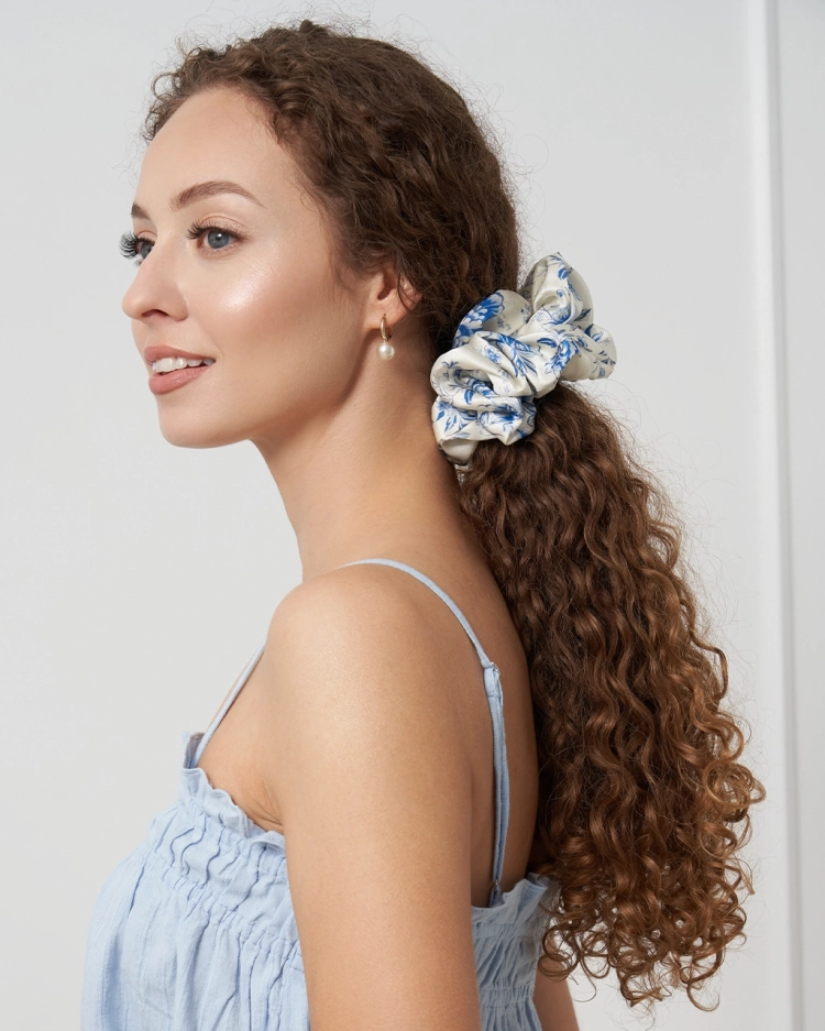 almania-scrunchie-jedwabna-XXL-toile-de-jouy-2.webp