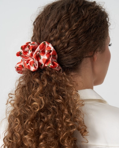almania-scrunchie-jedwabna-XXL-strawberry-fields-2.webp