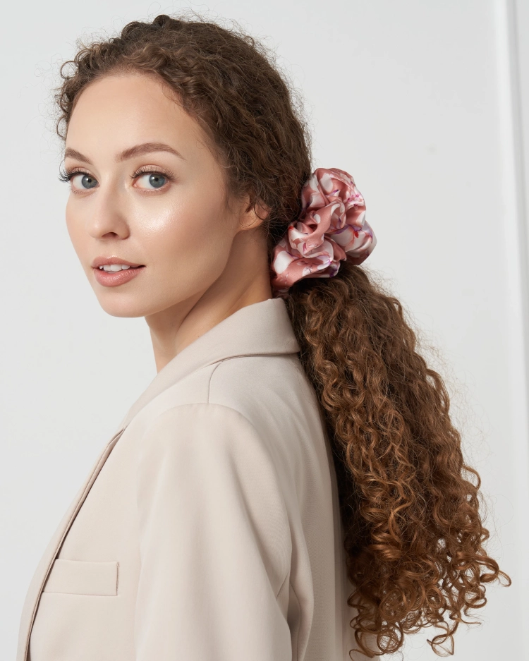 almania-jedwabna-scrunchie-XXL-magnolia-2.webp