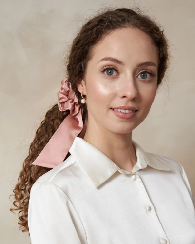 almania-scrunchie-jedwabna-przewiazana-wstazka-brudny-róż-2.webp