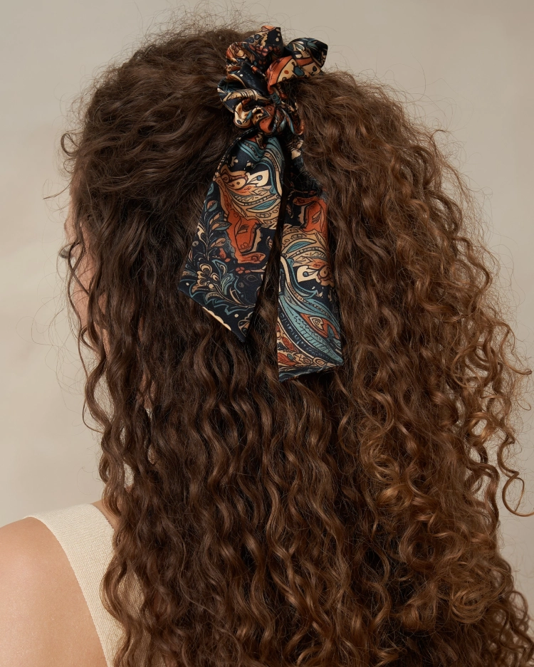 almania-scrunchie-jedwabna-przewiazana-wstazka-paisley-2.webp