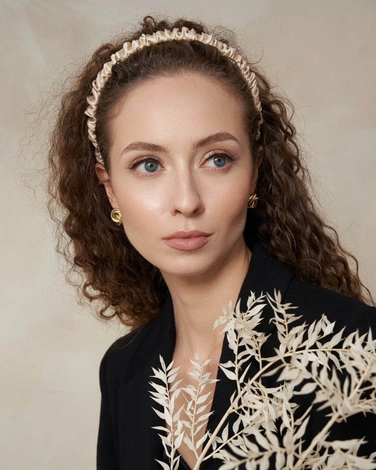 cienka-opaska-scrunchie-z-jedwabiu-zloty-2.webp