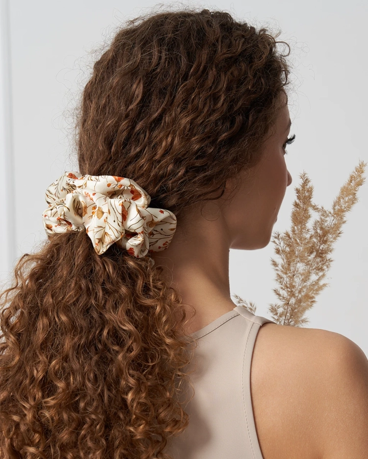 almania-jedwabna-scrunchie-XXL-polna-łąka-2.webp