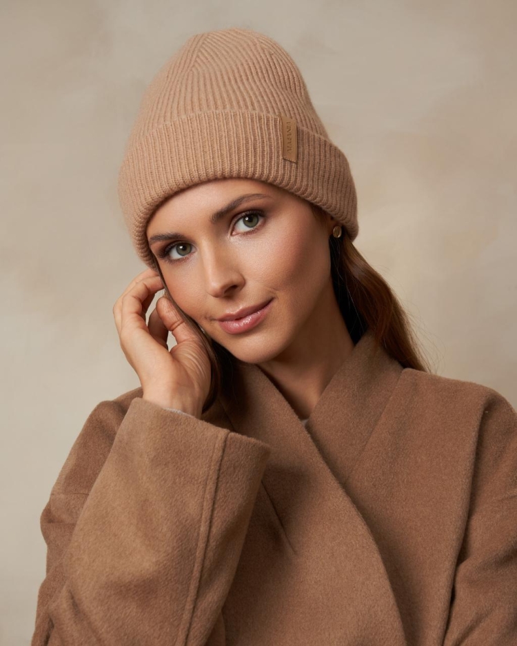 wełniana_czapka_z_satynową_podszewką_na_modelce_beż-18.jpg