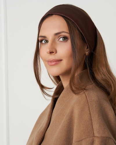 opaska-zimowa-waska-czekolada-modelka.jpg