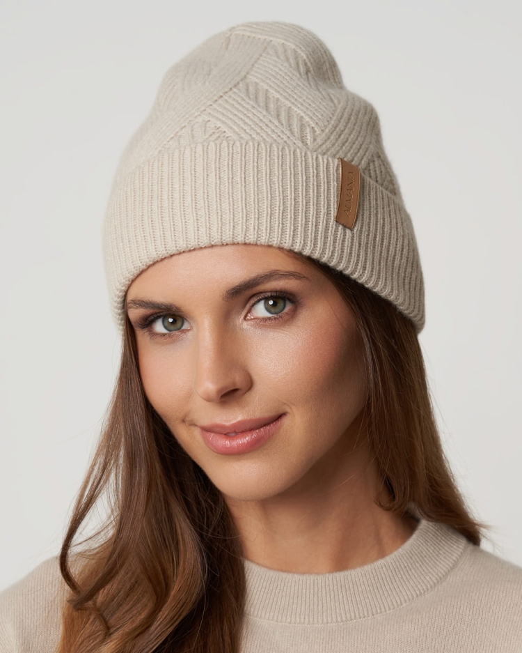 kaszmirowa_czapka_z_jedwabna_podszewka_jasny_beż_modelka_v2.jpg