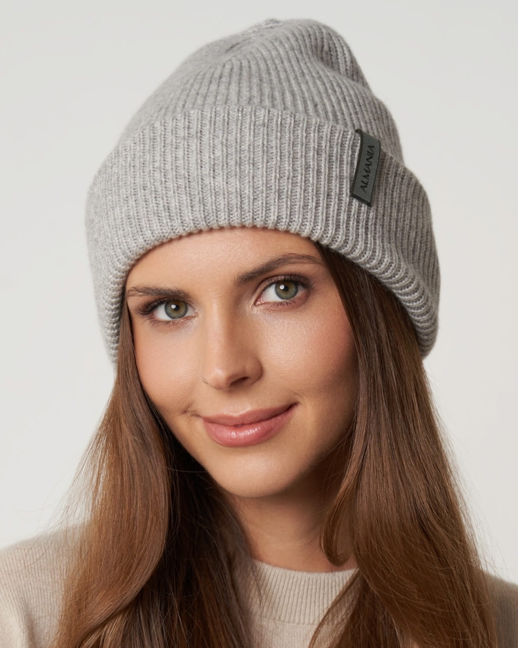 wełniana_czapka_z_satynową_podszewką_na_modelce_szary_v2.jpg