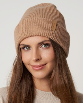 wełniana_czapka_z_satynową_podszewką_na_modelce_beż_v2.jpg