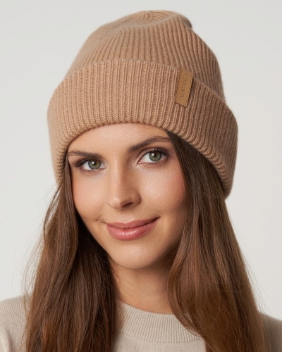 wełniana_czapka_z_satynową_podszewką_na_modelce_beż_v2.jpg