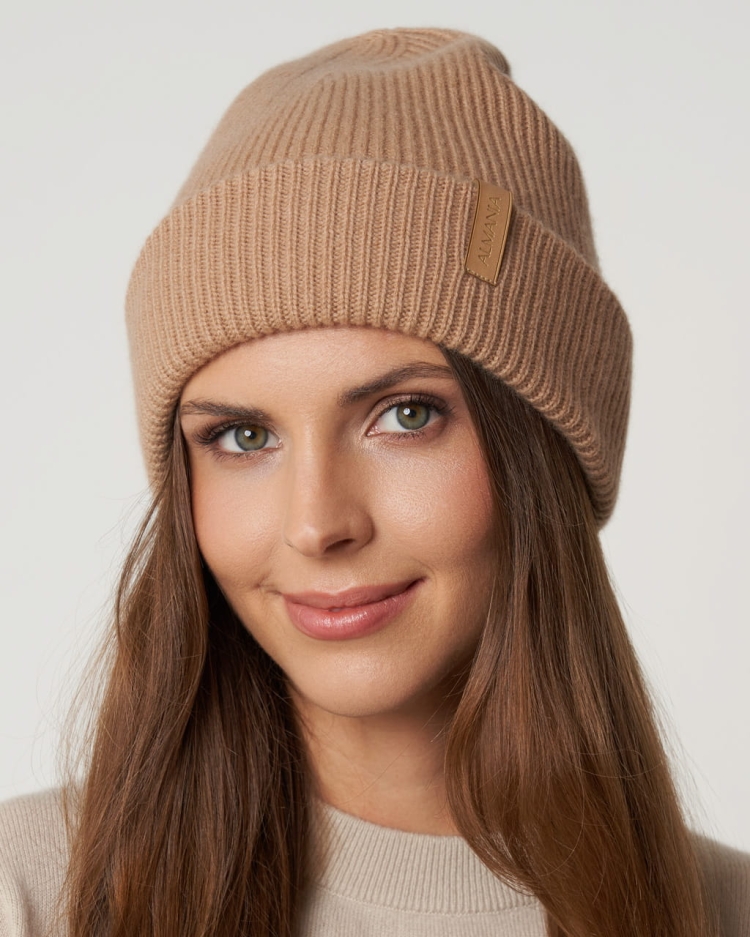 wełniana_czapka_z_satynową_podszewką_na_modelce_beż_v2.jpg