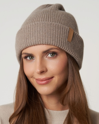 wełniana_czapka_z_satynową_podszewką_na_modelce_café rose_v2.jpg