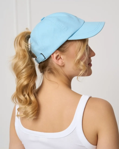 Czapka_z_daszkiem_na_kucyk_ice_blue.webp