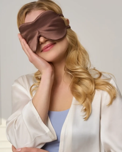 Jedwabna_opaska_na_oczy_czekoladowy.webp