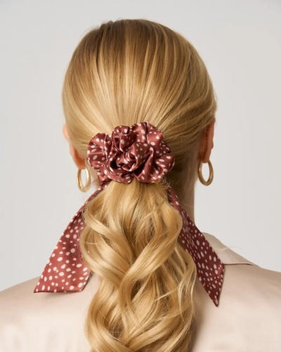 Scrunchie_jedwabna_przewiazana_wstazka_bambino.webp