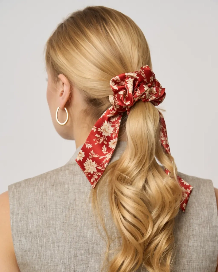 Scrunchie_jedwabna_przewiazana_wstazka_czerowne_kwiaty.webp