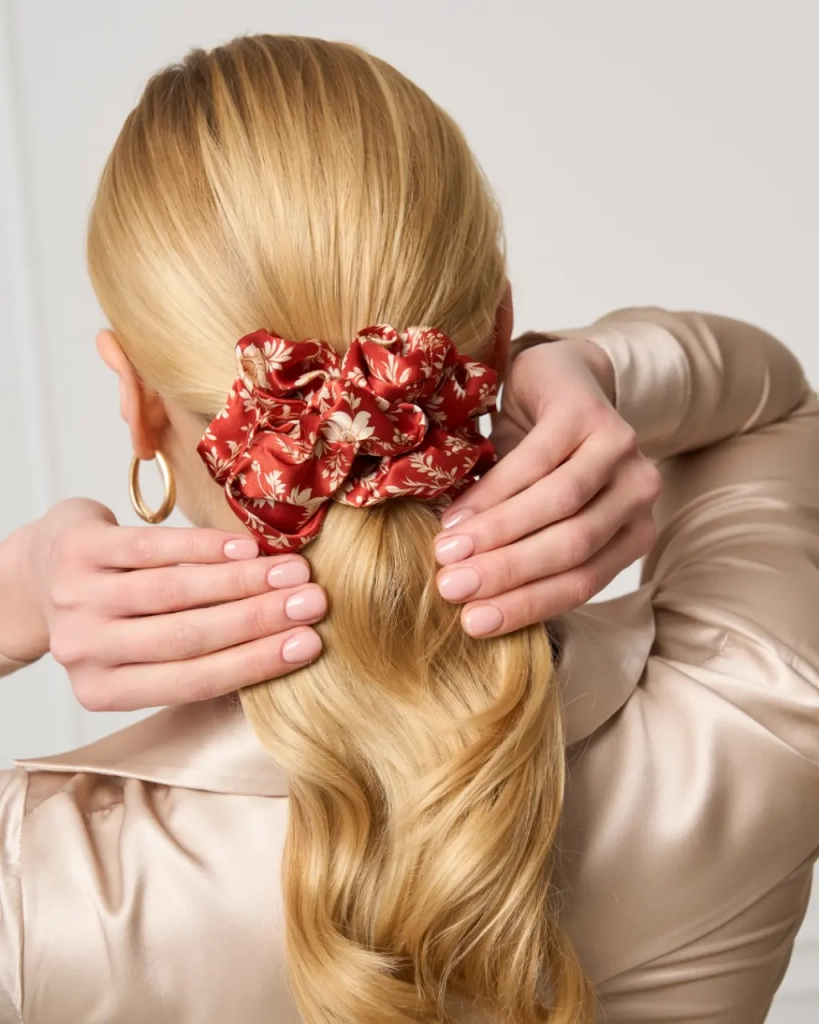 Scrunchie_jedwabna_XXL_czerwone_kwiaty.webp