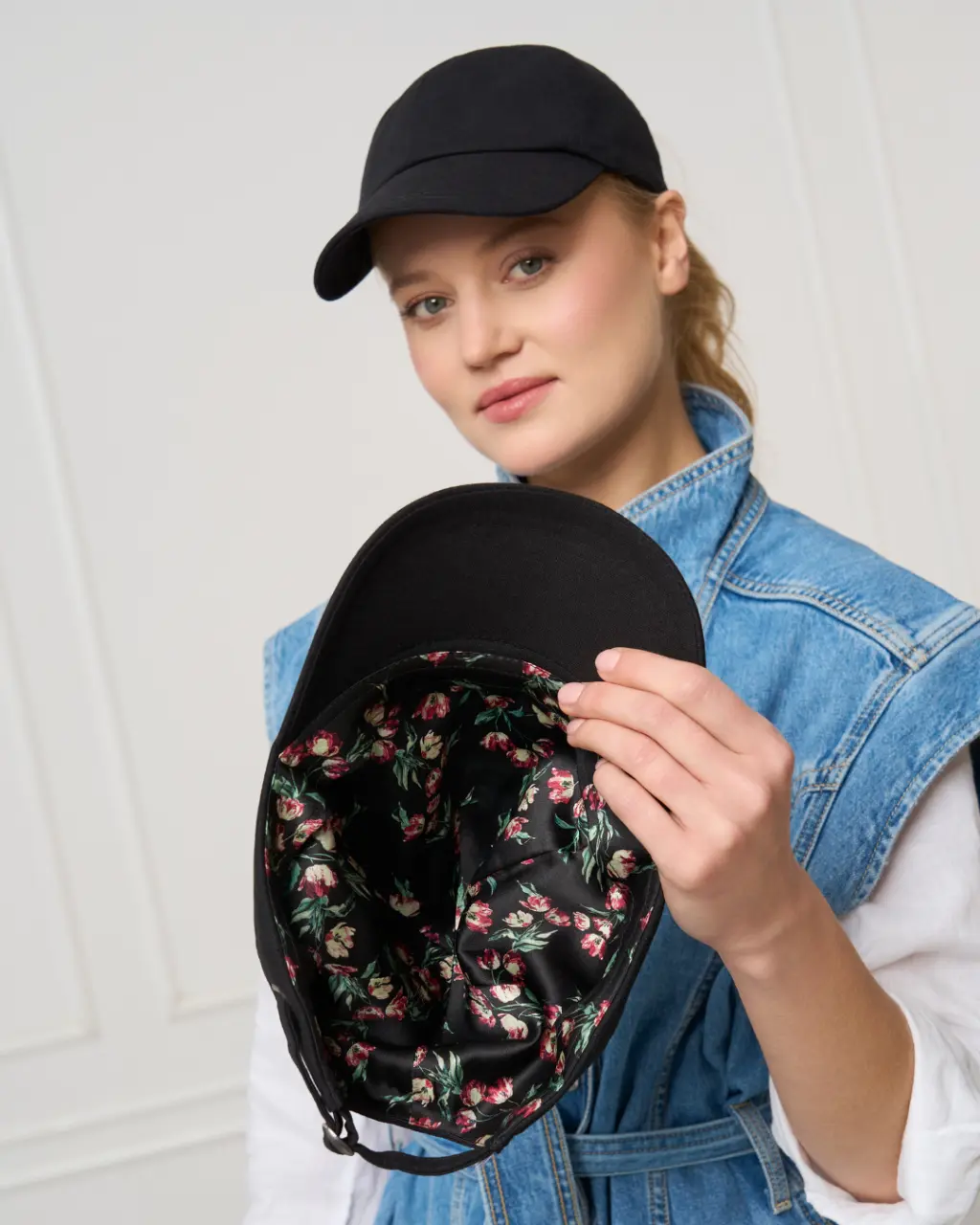 1700_Czapka_z_daszkiem_z_jedwabna_podszewka_czarny.webp