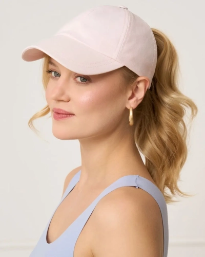 Czapka z daszkiem i otworem na kucyk - jasny róż