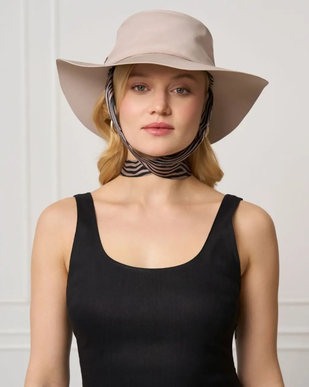 Kapelusz_letni_szarfa_rose_glod_zebra_3.webp
