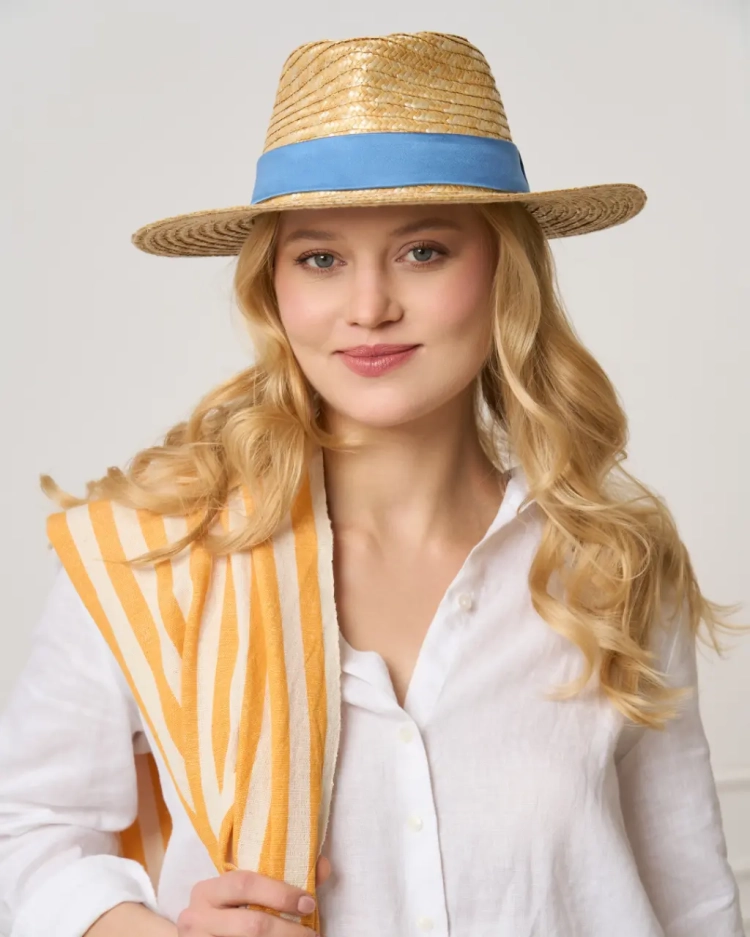 Kapelusz_slomkowy_szarfa_ptaszki_niebo.webp