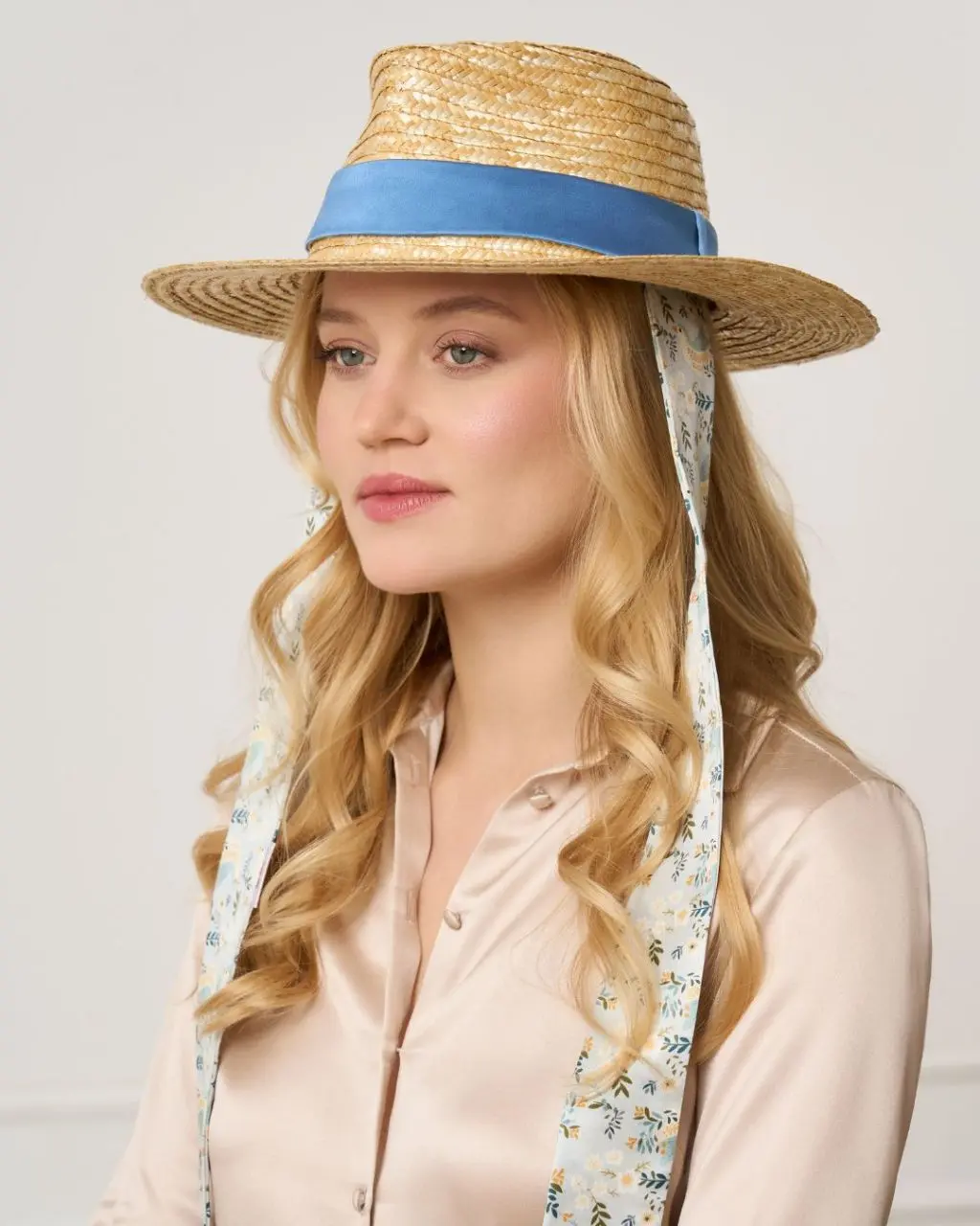 Kapelusz_slomkowy_szarfa_ptaszki_niebo.webp