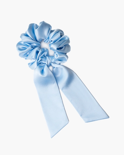 Scrunchie jedwabna przewiązana wstążką – ice blue