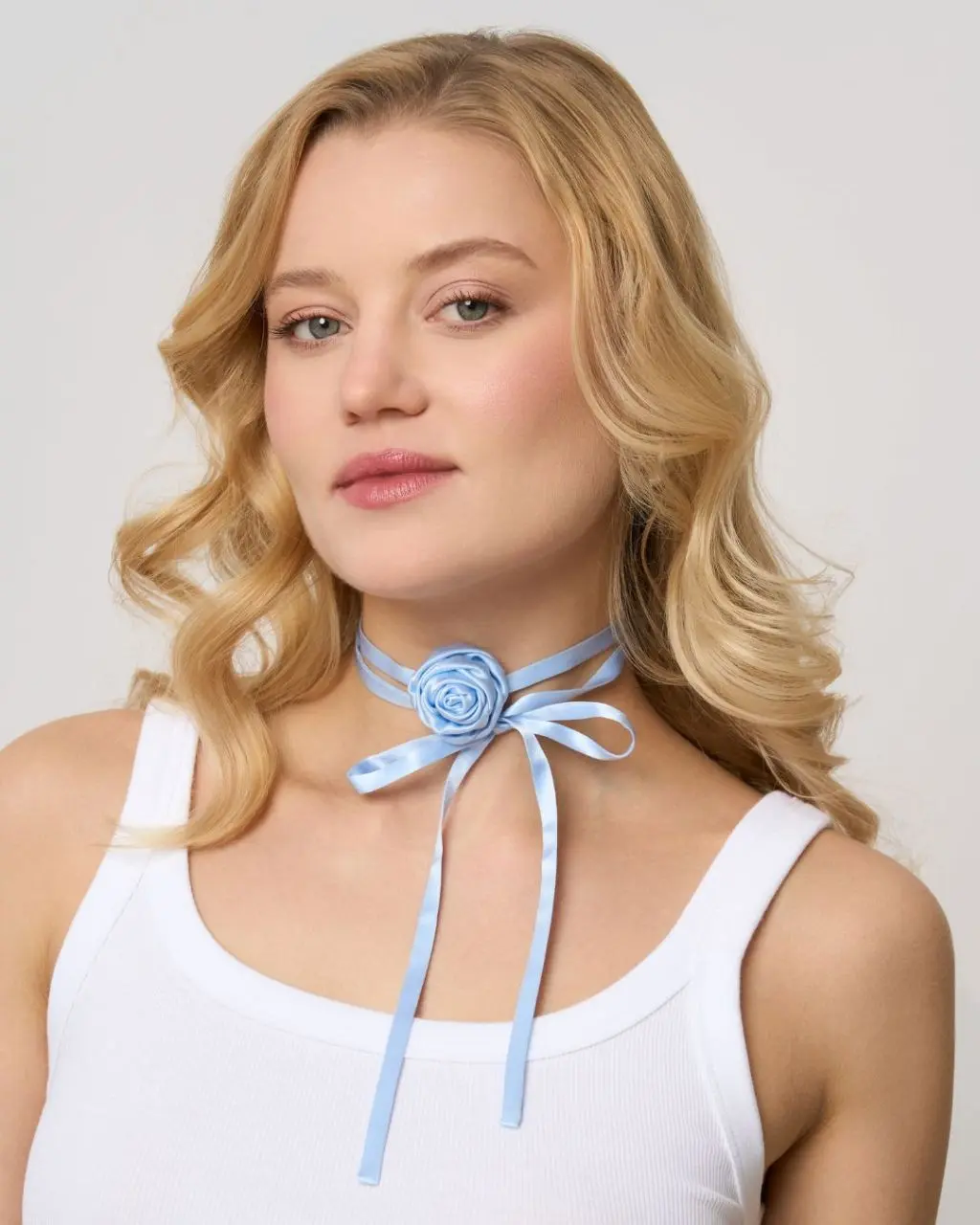 1878_Choker_jedwabny_z_mala_roza_ice_blue.webp