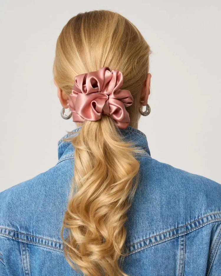 1894-Scrunchie-jedwabna-XXL-brudny-roz.webp