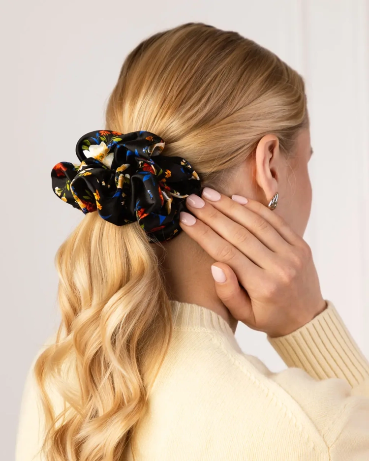 2134-scrunchie-jedwabna-XXL-scarlet-night-2.webp