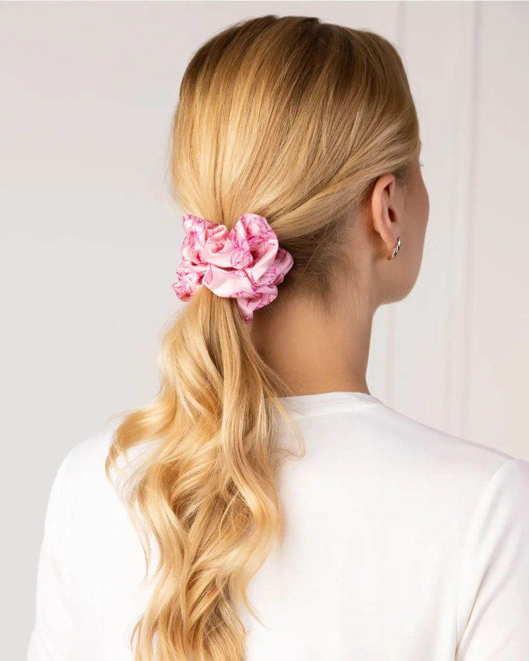 2122-scrunchie-standard-candy-rose-2.webp