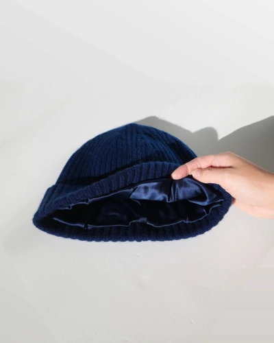 meska-czapka-z-jedwabna-podszewka-navy.webp