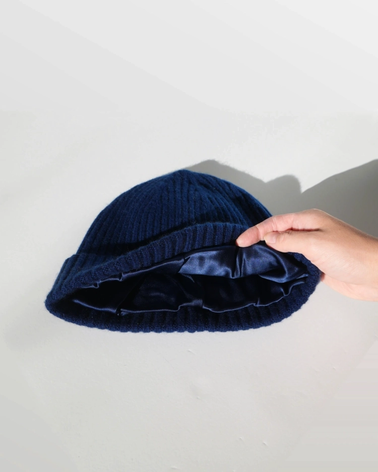 meska-czapka-z-jedwabna-podszewka-navy.webp