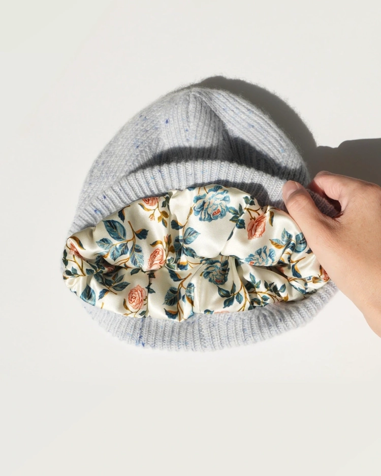 damska-czapka-z-jedwabna-podszewka-blueconfetti.webp