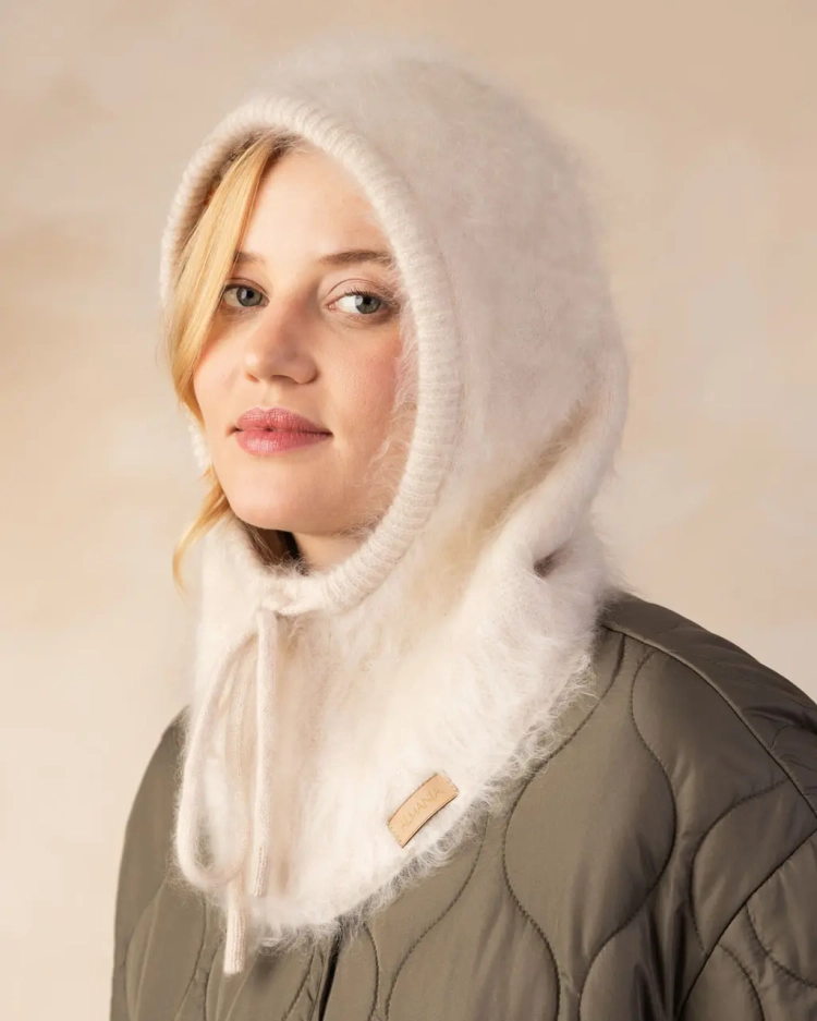2189-balaclava-kaszmirowa-fluffy-z-jedwabna-podszewka-jasny-bez-3.webp