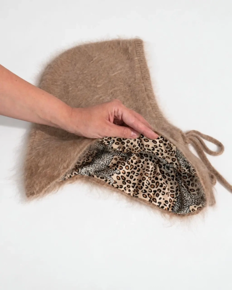 2190-balaclava-kaszmirowa-fluffy-z-jedwabna-podszewka-piaskowy-bez-2.webp