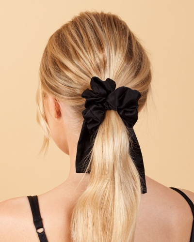 scrunchie przewiązane wstążką czarny