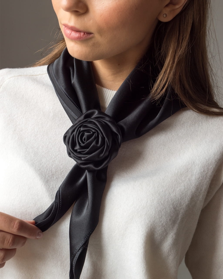 jedwabny-choker-z-różą-czarny-5.jpg