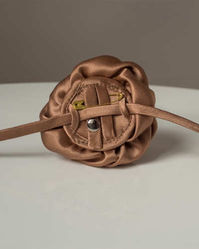 jedwabny-choker-z-różą-kawowy-2.jpg