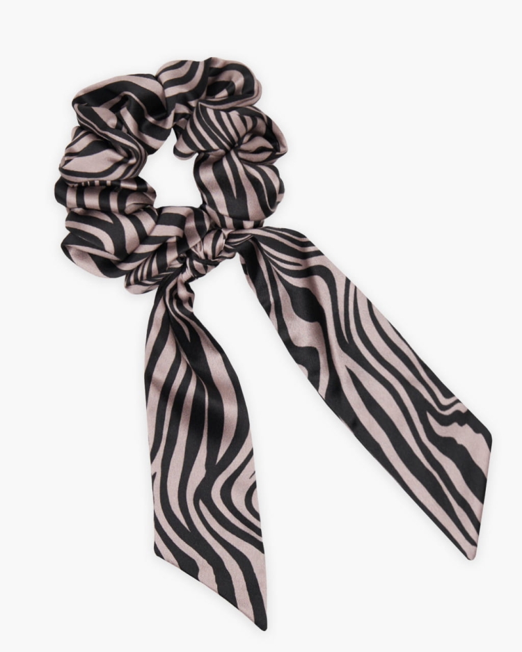almania-scrunchie-jedwabna-przewiązana-wstążką-zebra-1.jpg