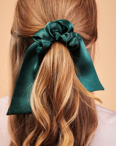 almania-scrunchie-jedwabna-przewiązana-wstążką-butelkowa-zieleń-2.jpg