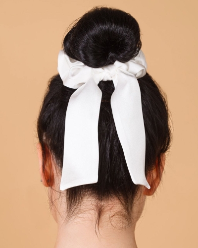 almania-scrunchie-jedwabna-przewiązana-wstążką-kość-słoniowa-2.jpg
