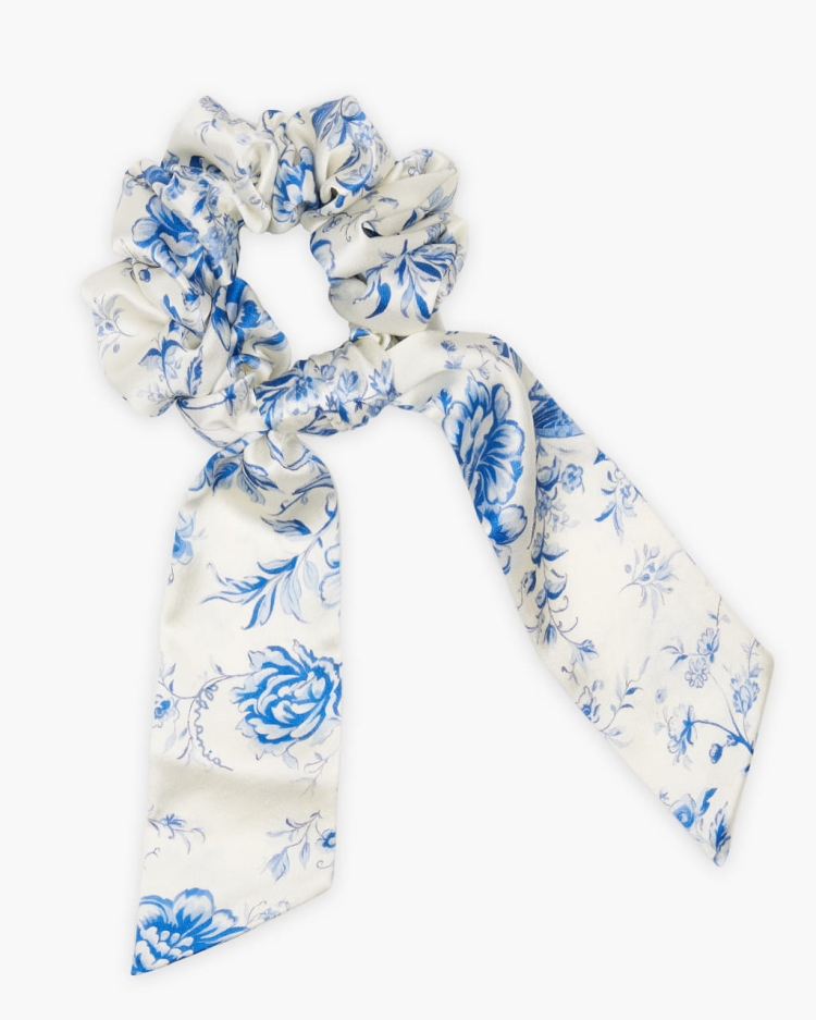 almania-scrunchie-jedwabna-przewiązana-wstążką-toile-de-jouy-1.jpg