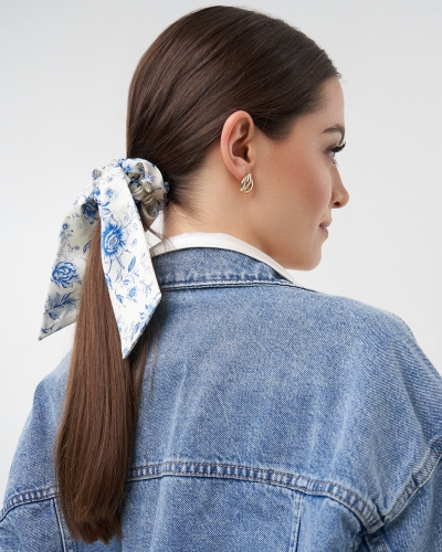almania-scrunchie-jedwabna-przewiązana-wstążką-toile-de-jouy-2.jpg